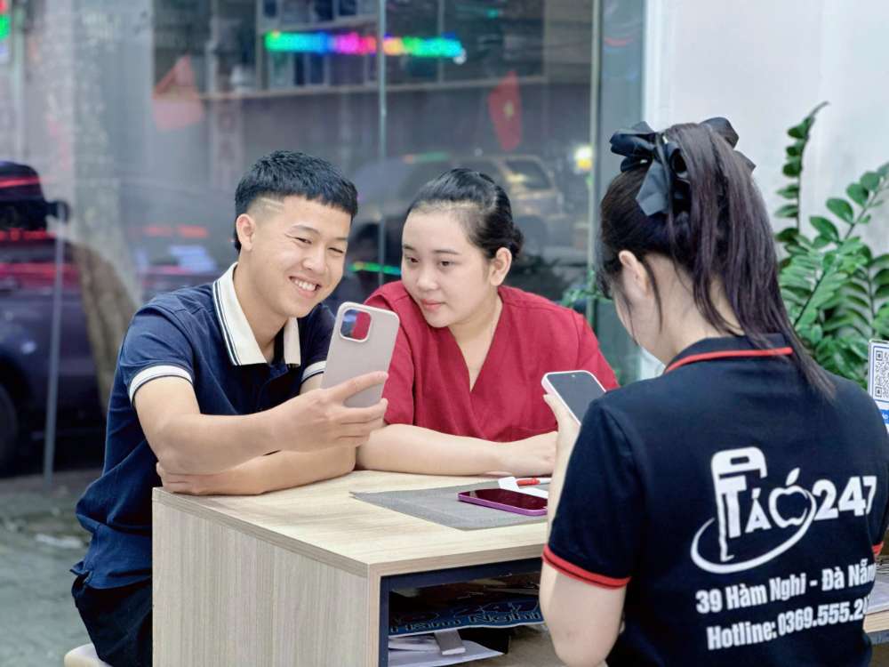 Khách hàng trải nghiệm iPhone cũ tại Táo 247 Hồ Chí Minh – máy zin, giá tốt, bảo hành trọn đời