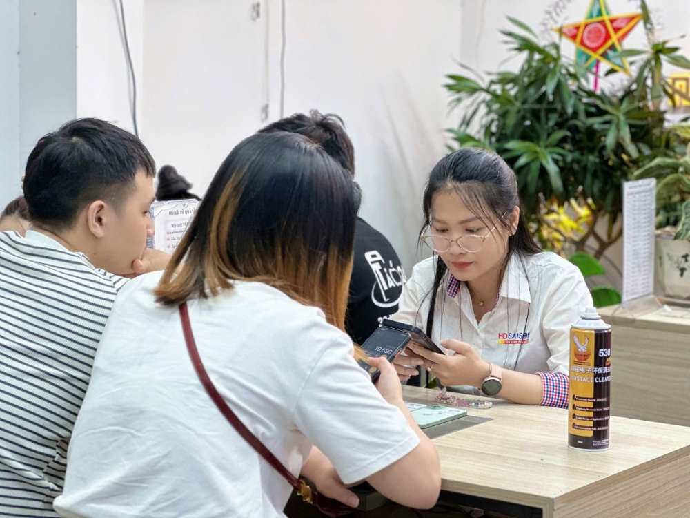 Nhân viên Shop Táo 247 Hồ Chí Minh đang tư vấn khách hàng chọn mua iPhone cũ zin 100%, giá tốt nhất tại TP.HCM