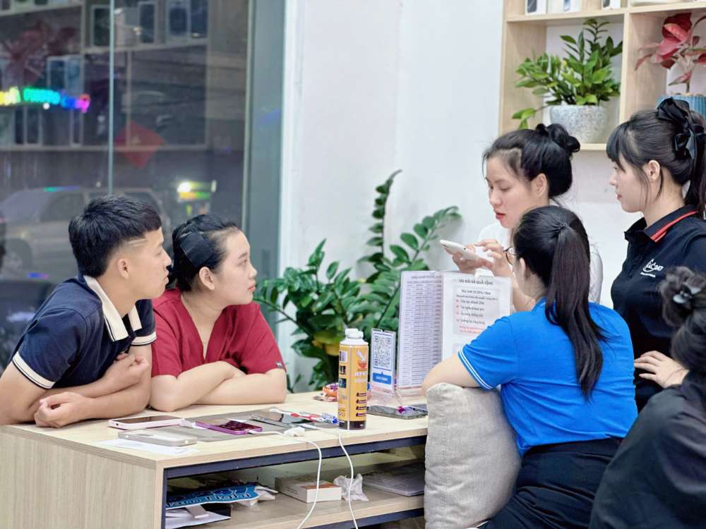 Khách hàng trải nghiệm mua iPhone cũ tại Táo 247 HCM – cửa hàng uy tín Gò Vấp