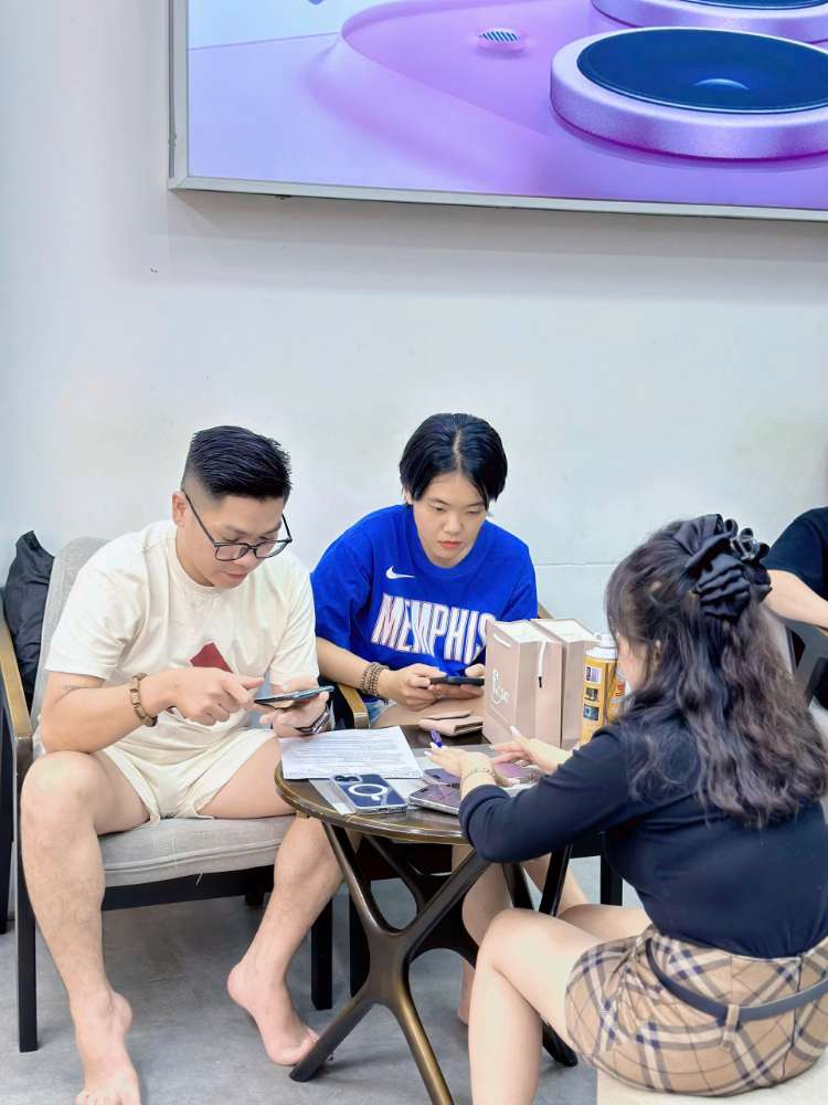 iPhone cũ Táo 247 Hồ Chí Minh – khách hàng mua iPhone cũ tại shop Gò Vấp, máy zin 100%