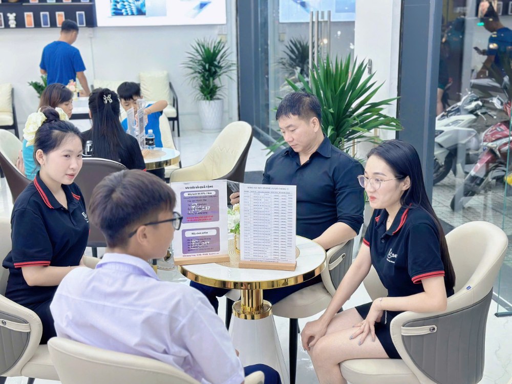 Khách hàng trải nghiệm dịch vụ tại cửa hàng Táo 247 TP.HCM – iPhone đã qua sử dụng zin 100%, bảo hành dài hạn