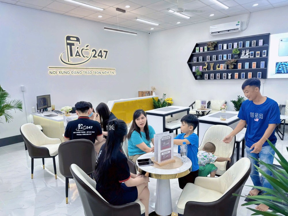 Không gian bên trong Táo 247 Hồ Chí Minh – Nơi khách hàng trải nghiệm dịch vụ thu mua và đổi mới iPhone cũ uy tín