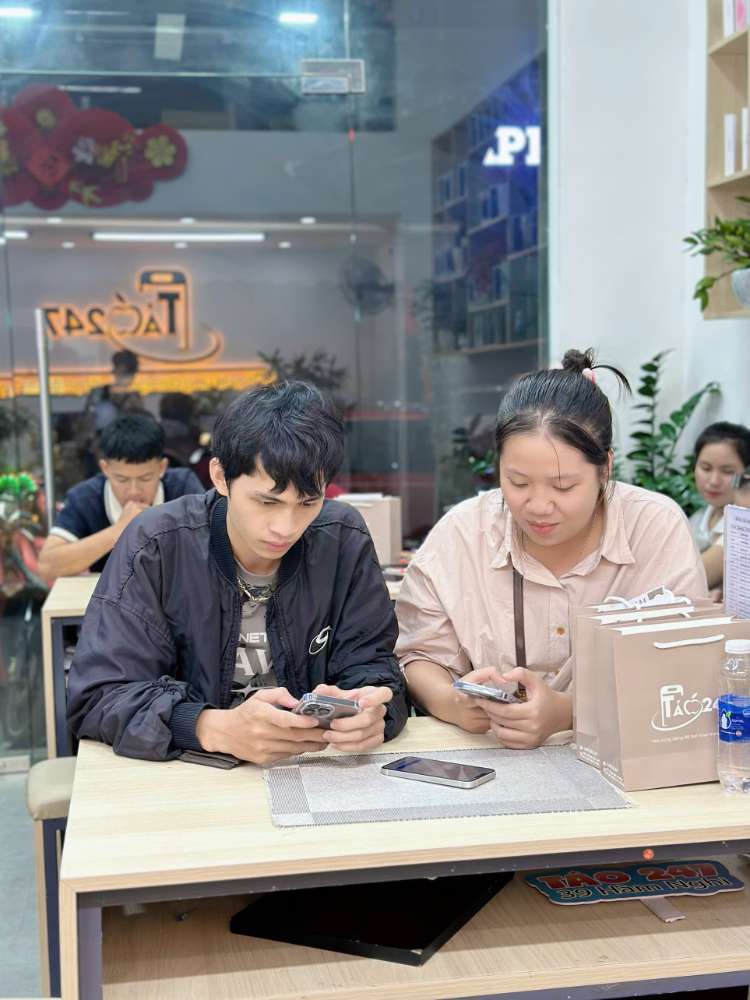 Khách hàng trải nghiệm iPhone cũ chính hãng tại Táo 247 Hồ Chí Minh – cửa hàng uy tín tại Gò Vấp