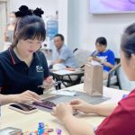 Nhân viên Táo 247 Hồ Chí Minh tư vấn iPhone cũ cho khách hàng tại Gò Vấp