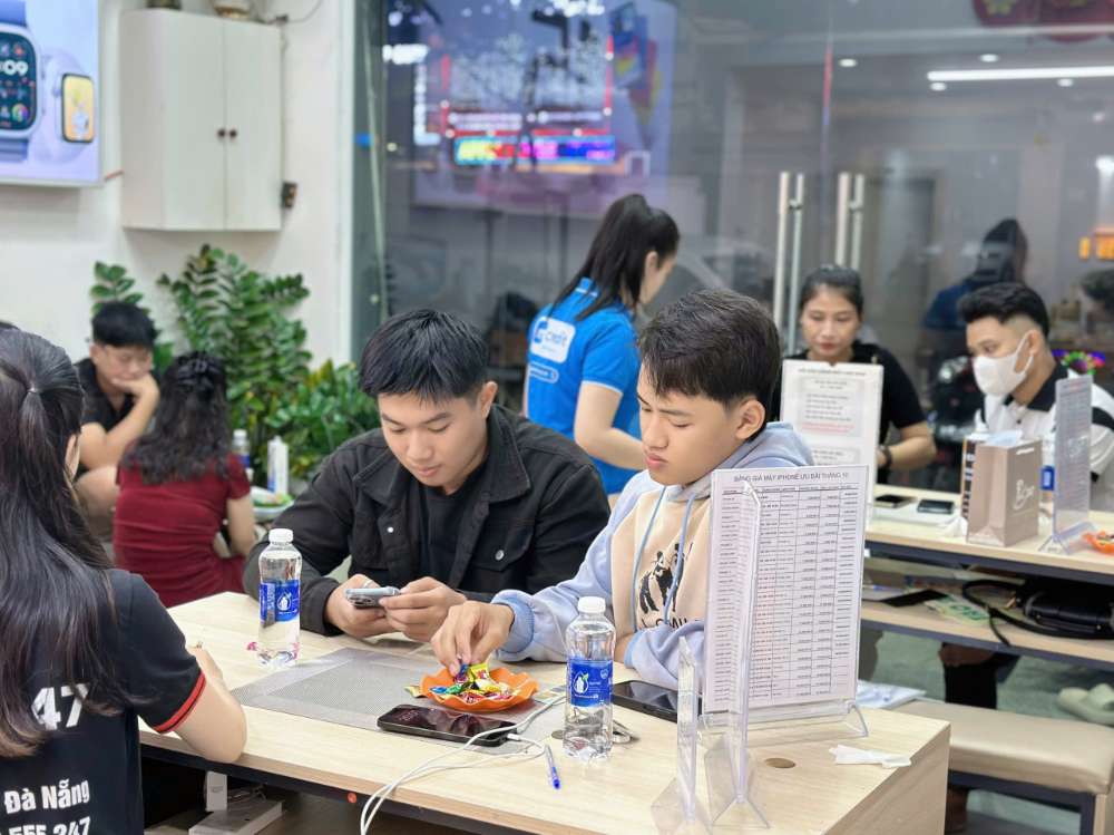 iPhone cũ Táo 247 Hồ Chí Minh – khách hàng mua iPhone cũ tại shop Gò Vấp, máy zin 100%