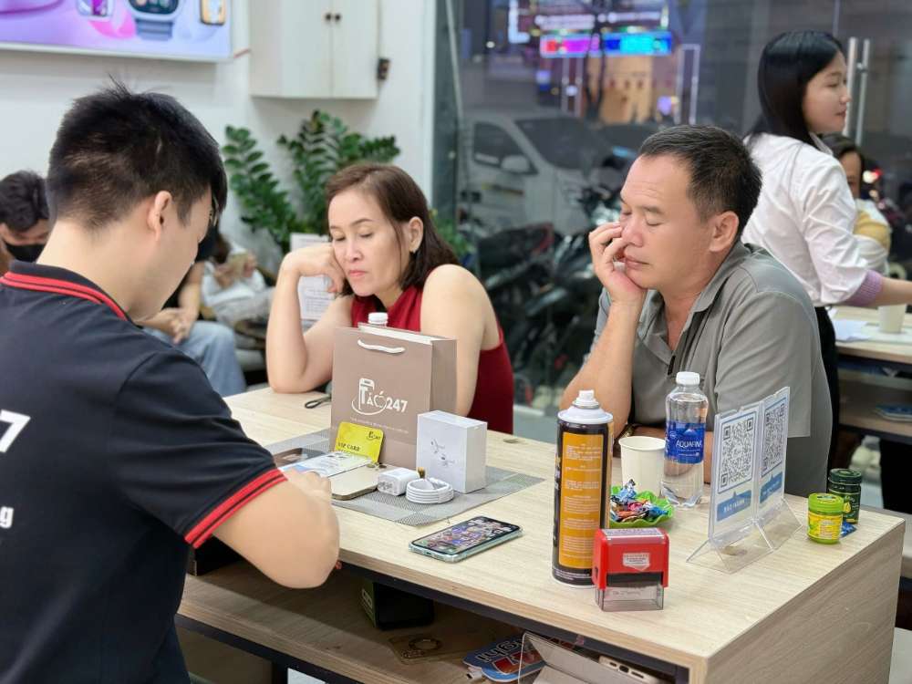 Khách hàng mua iPhone cũ trả góp Hồ Chí Minh tại Táo 247 – thủ tục nhanh, nhận máy ngay, hỗ trợ 0% lãi suất.