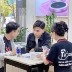 Nhân viên Táo 247 Hồ Chí Minh hỗ trợ khách hàng mua iPhone cũ trả góp nhanh – thủ tục đơn giản, nhận máy ngay