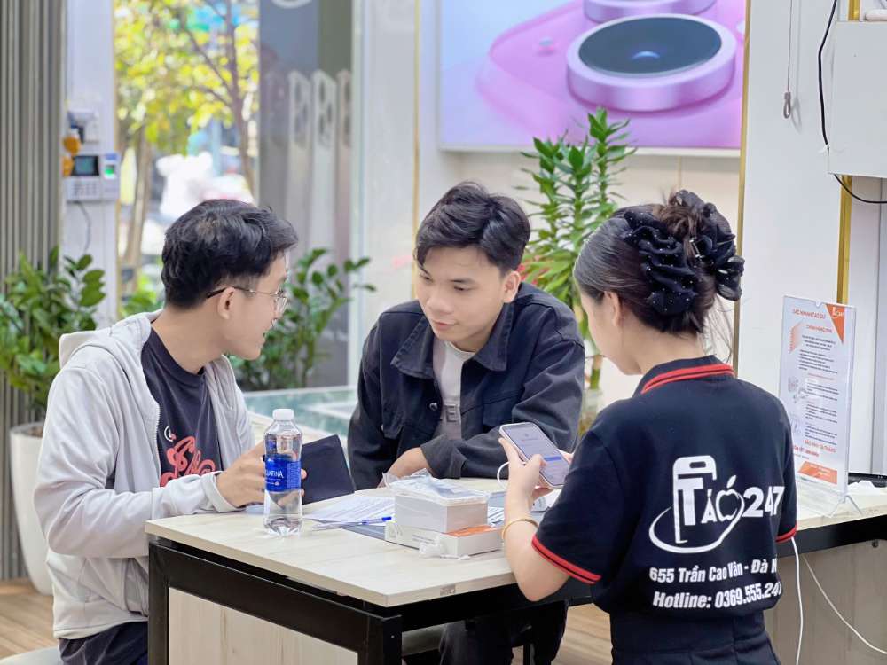 Nhân viên Táo 247 Hồ Chí Minh hỗ trợ khách hàng mua iPhone cũ trả góp nhanh – thủ tục đơn giản, nhận máy ngay
