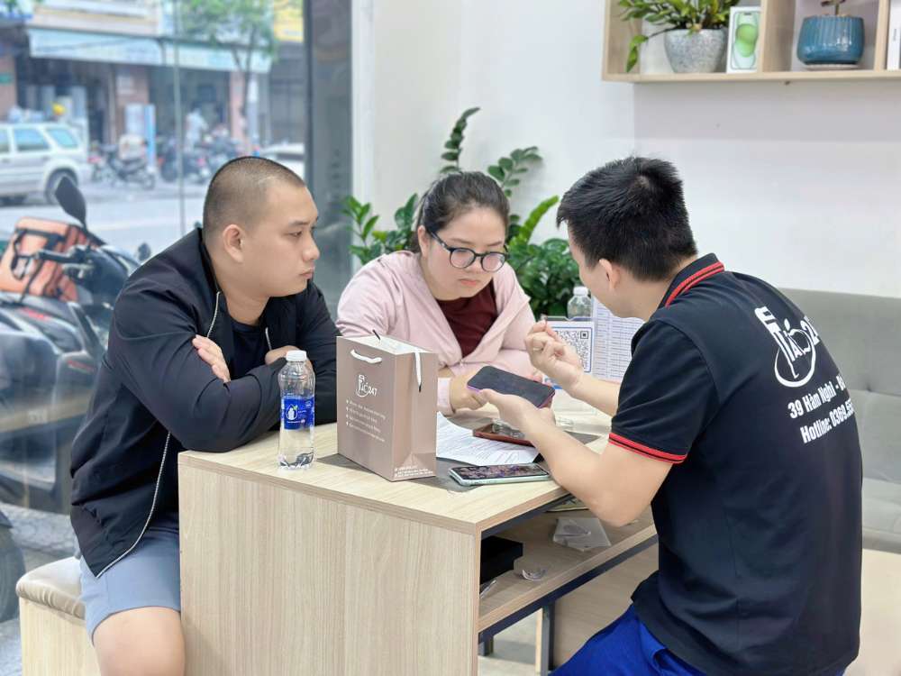 Nhân viên Táo 247 tư vấn khách hàng mua iPhone cũ trả góp nhanh tại Hồ Chí Minh – máy zin, bảo hành dài hạn