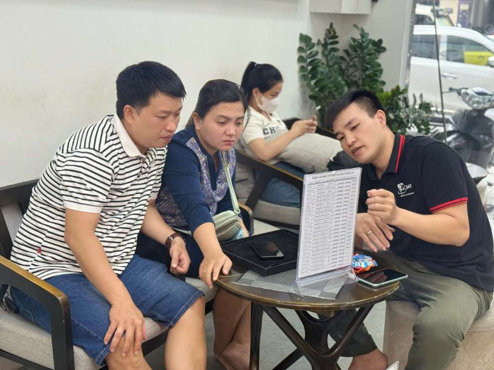 Khách hàng mua iPhone cũ Hồ Chí Minh tại Táo 247 Gò Vấp