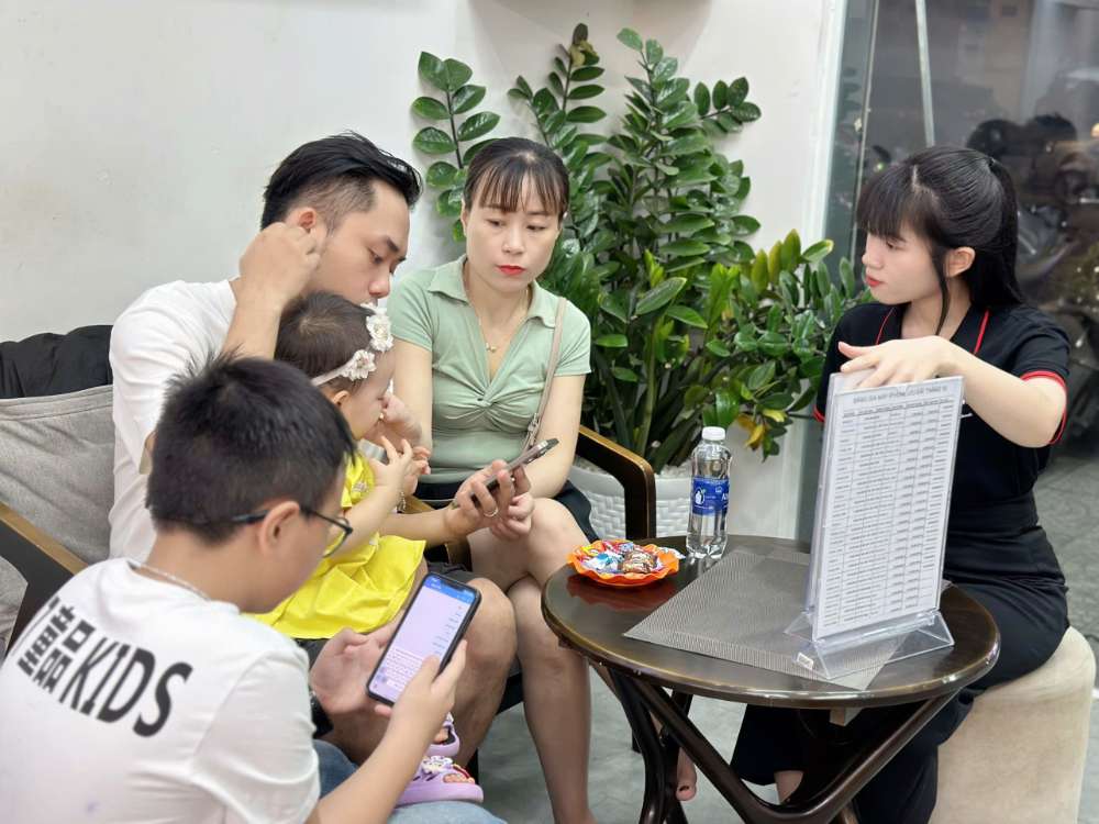 Khách hàng được tư vấn mua iPhone cũ trả góp nhanh tại Táo 247 Hồ Chí Minh