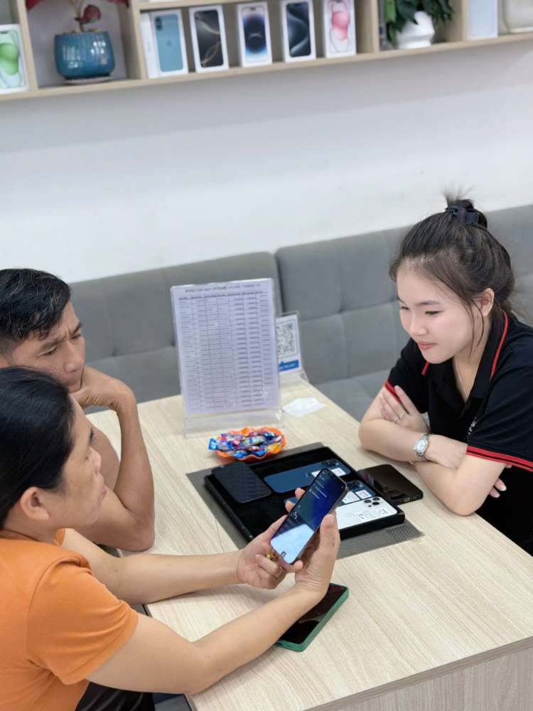 Nhân viên hỗ trợ khách hàng test máy