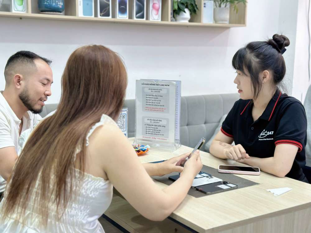 Nhân viên Táo 247 Hồ Chí Minh tư vấn khách mua iPhone cũ trả góp nhanh – máy zin, bảo hành 12 tháng