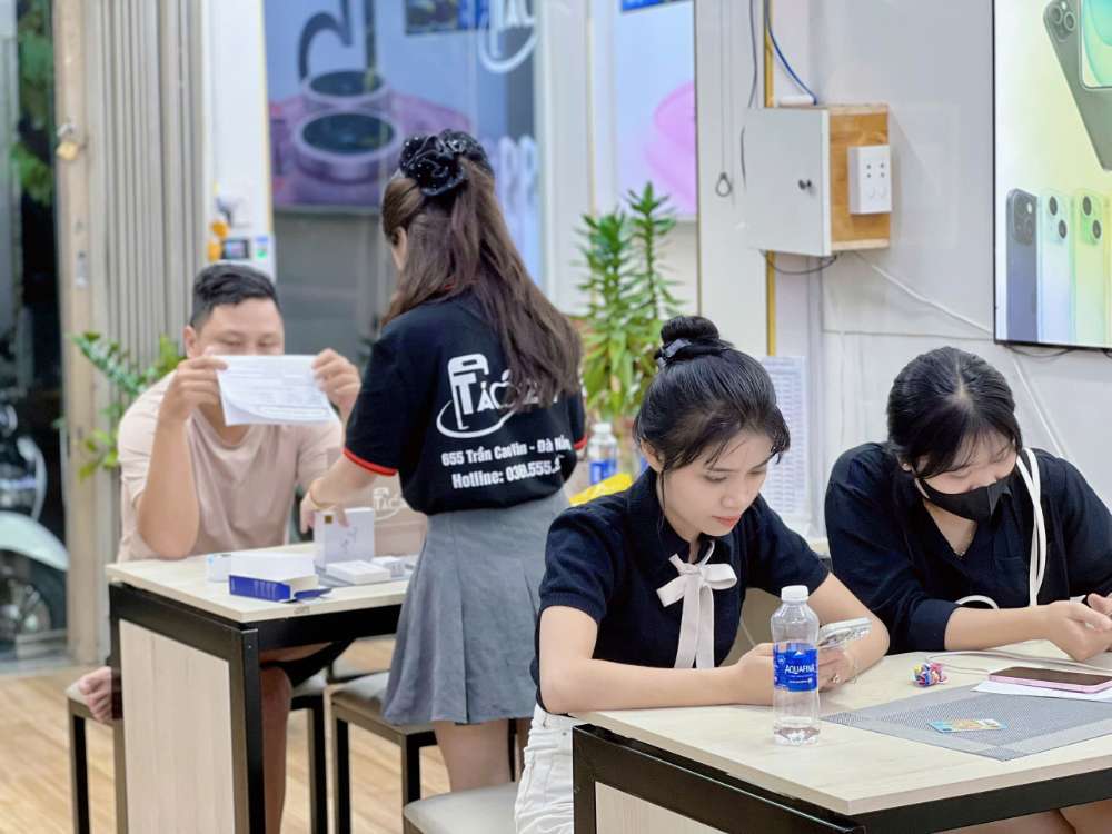 Khách hàng kiểm tra iPhone cũ tại Táo 247 Hồ Chí Minh