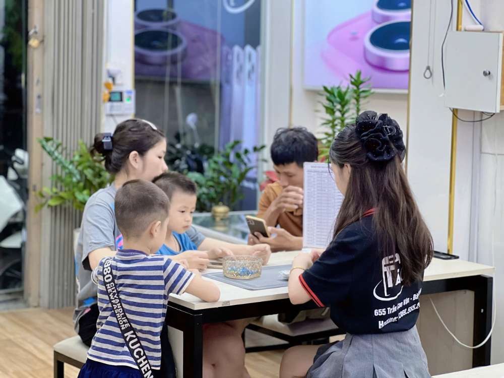 Khách hàng được tư vấn trả góp iPhone cũ nhanh tại Táo 247 Hồ Chí Minh – thủ tục đơn giản, nhận máy ngay