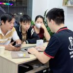 Nhân viên Táo 247 Hồ Chí Minh tư vấn khách hàng mua iPhone cũ zin 100%, bảo hành 12 tháng