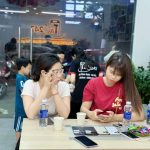 Khách hàng trải nghiệm iPhone cũ tại Táo 247 Hồ Chí Minh – cửa hàng iPhone cũ uy tín Gò Vấp