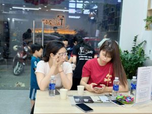 Khách hàng trải nghiệm iPhone cũ tại Táo 247 Hồ Chí Minh – cửa hàng iPhone cũ uy tín Gò Vấp