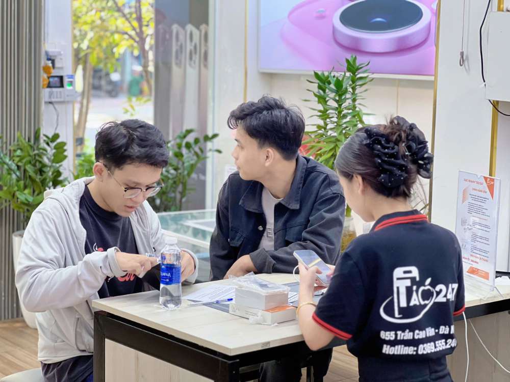 Khách hàng được tư vấn mua iPhone cũ Hồ Chí Minh tại Táo 247