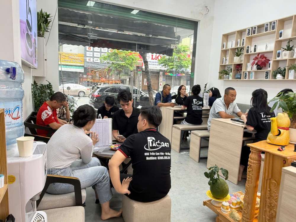 Không gian cửa hàng Táo 247 Hồ Chí Minh – nơi khách hàng mua iPhone cũ, bảo hành uy tín, dịch vụ tận tâm