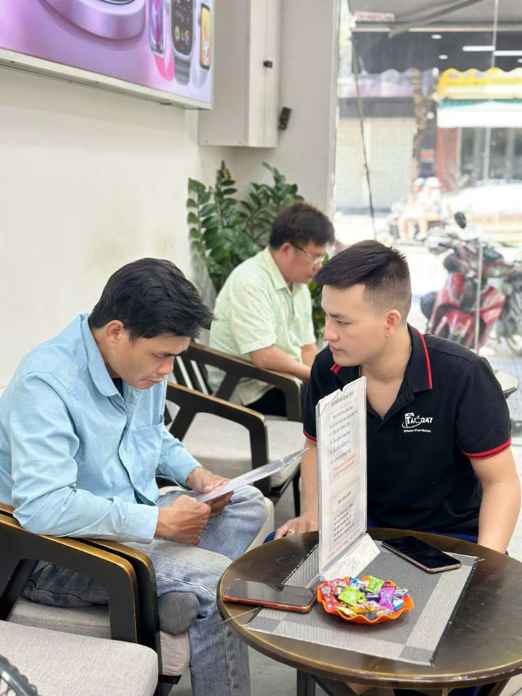 Nhân viên Táo 247 Hồ Chí Minh tư vấn khách hàng mua iPhone cũ zin 100%, giá rẻ, bảo hành dài hạn tại Gò Vấp