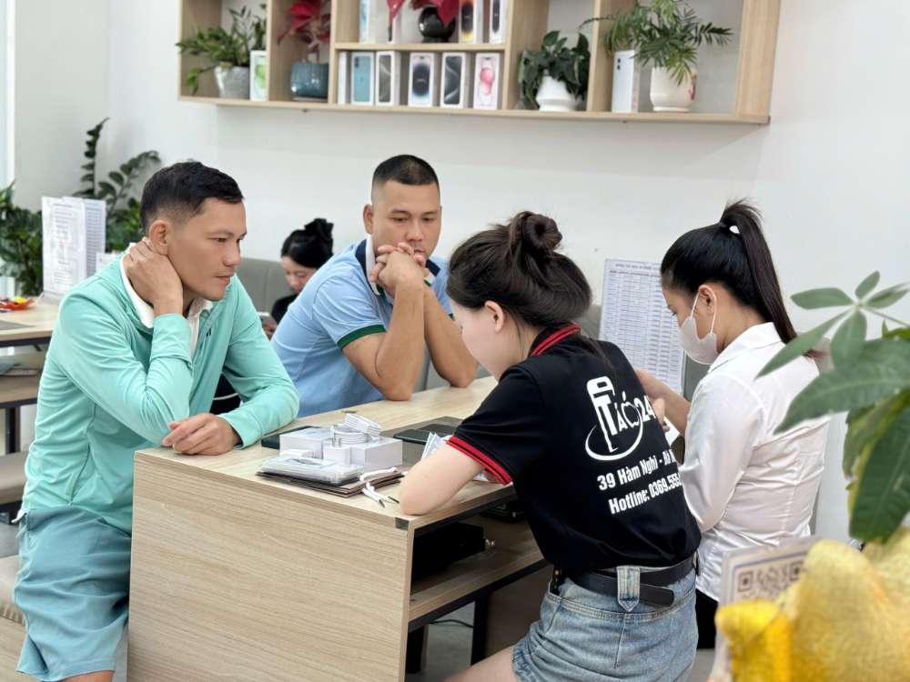 Khách hàng mua iPhone cũ trả góp 0% tại TP. Hồ Chí Minh ở cửa hàng Táo 247
