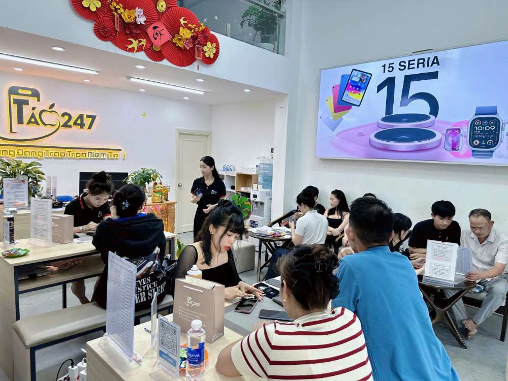 Khách hàng mua iPhone khuyến mãi Hồ Chí Minh tại Táo 247 Gò Vấp – nhận quà tặng ốp lưng và cường lực miễn phí.