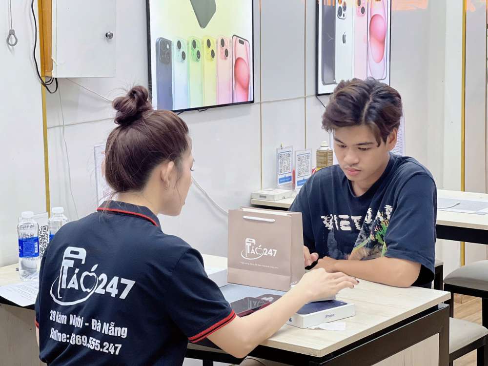 Nhân viên Táo 247 tư vấn khách hàng mua iPhone cũ zin 100%, bảo hành 12 tháng