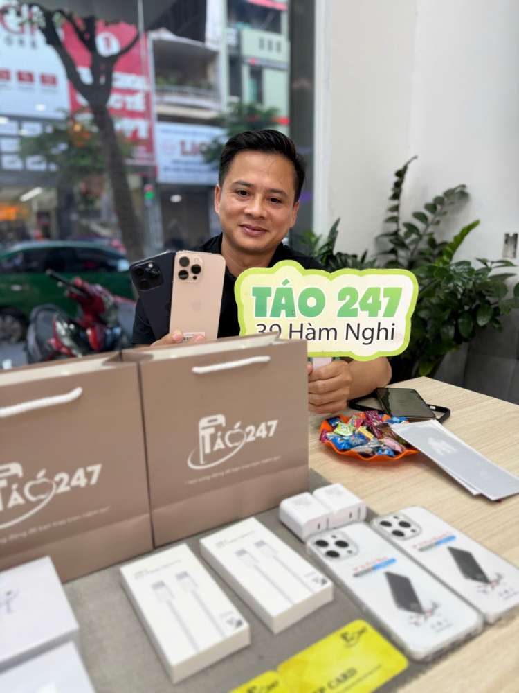 Khách hàng mua iPhone cũ tại Shop Táo 247 Hồ Chí Minh, nhận máy zin 100% cùng quà tặng phụ kiện chính hãng.