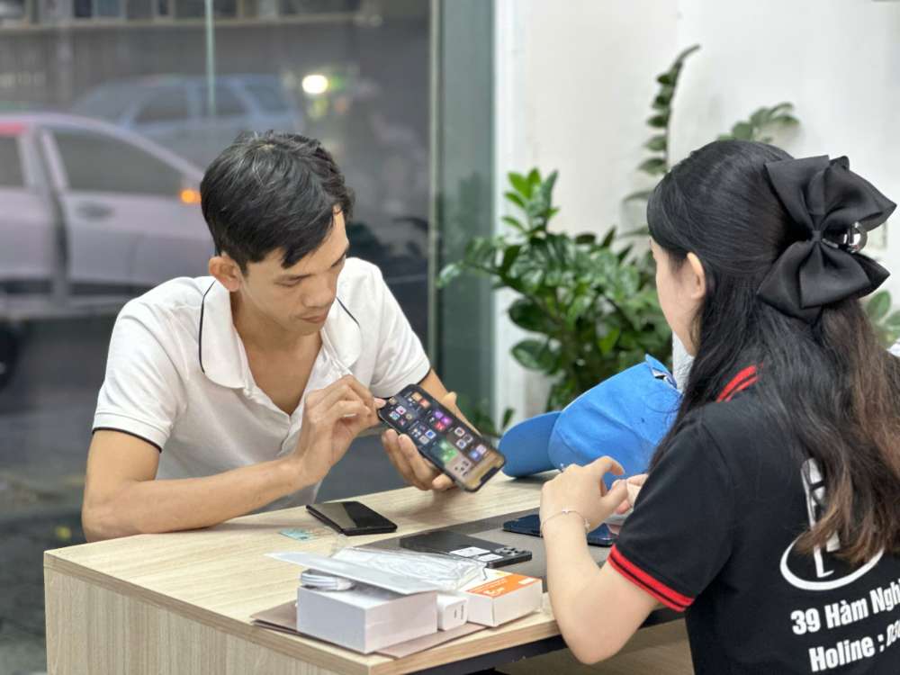 Nhân viên Táo 247 Hồ Chí Minh tư vấn khách hàng mua iPhone cũ giá tốt