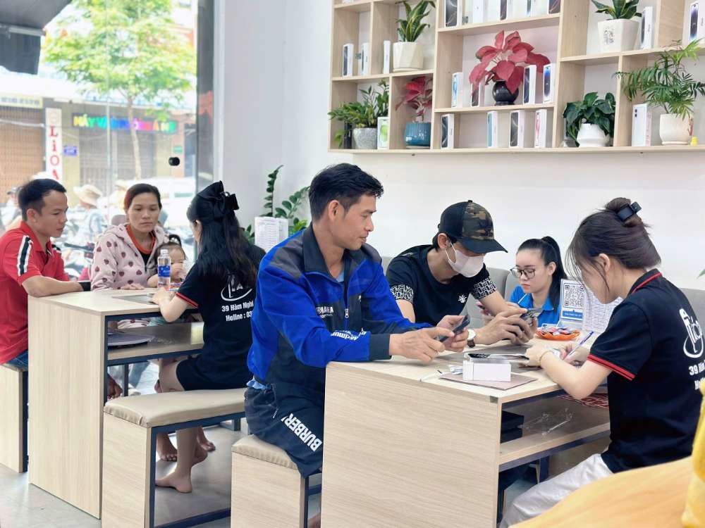 Khách hàng mua iPhone cũ giá tốt tại Táo 247 Hồ Chí Minh
