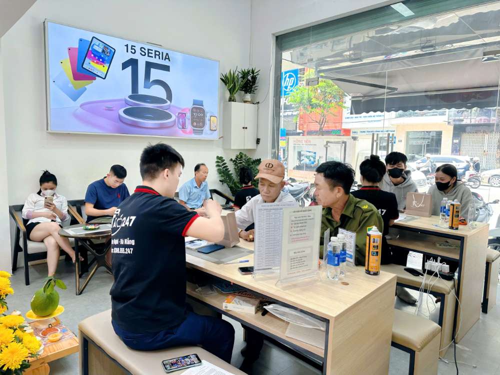Khách hàng mua iPhone trả góp Hồ Chí Minh tại Táo 247 Gò Vấp – cửa hàng đông khách, hỗ trợ trả góp nhanh chóng