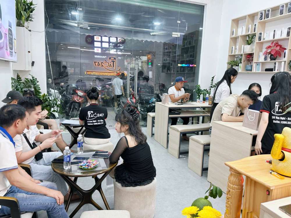 Khách hàng mua iPhone cũ tại Shop Táo 247 Hồ Chí Minh – Cửa hàng iPhone uy tín ở Gò Vấp, TP.HCM.