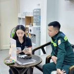 Nhân viên Táo 247 tư vấn khách hàng mua iPhone cũ chính hãng, giá tốt, bảo hành dài hạn