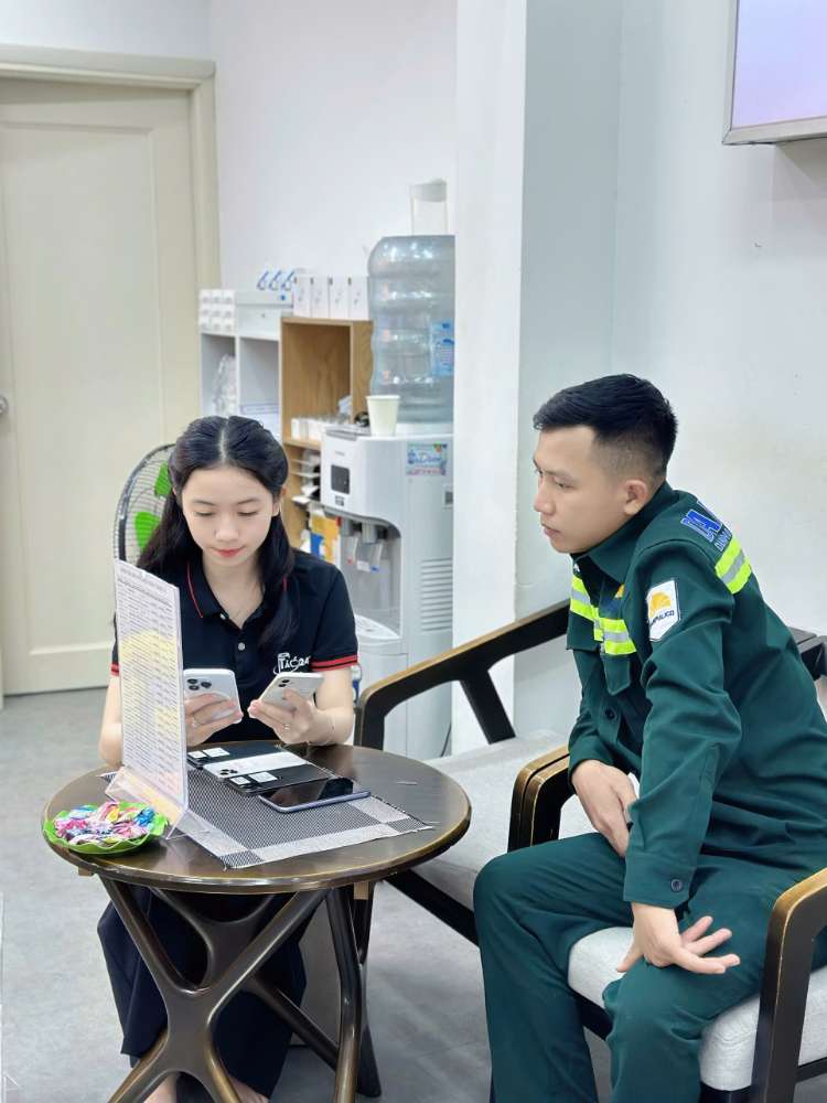 Nhân viên Táo 247 tư vấn khách hàng mua iPhone cũ chính hãng, giá tốt, bảo hành dài hạn