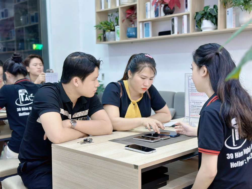 Nhân viên Shop Táo 247 Hồ Chí Minh tư vấn khách hàng chọn mua iPhone cũ zin 100% tại Gò Vấp, TP.HCM.
