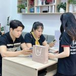 Khách hàng mua iPhone cũ tại Táo 247 Hồ Chí Minh – máy zin 100%, bảo hành 12 tháng