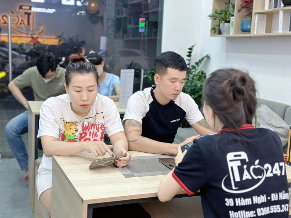 iPhone cũ trả góp Hồ Chí Minh – khách hàng nhận máy tại Táo 247 Gò Vấp
