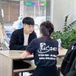 Nhân viên Táo 247 Hồ Chí Minh tư vấn khách hàng chọn mua iPhone cũ giá tốt