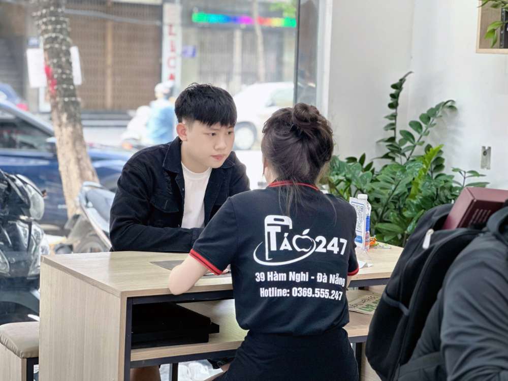 Nhân viên Táo 247 Hồ Chí Minh tư vấn khách hàng chọn mua iPhone cũ giá tốt