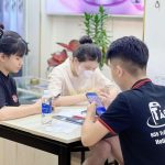 Nhân viên Táo 247 Hồ Chí Minh tư vấn khách hàng mua iPhone trả góp nhanh chóng, duyệt hồ sơ trong 5 phút