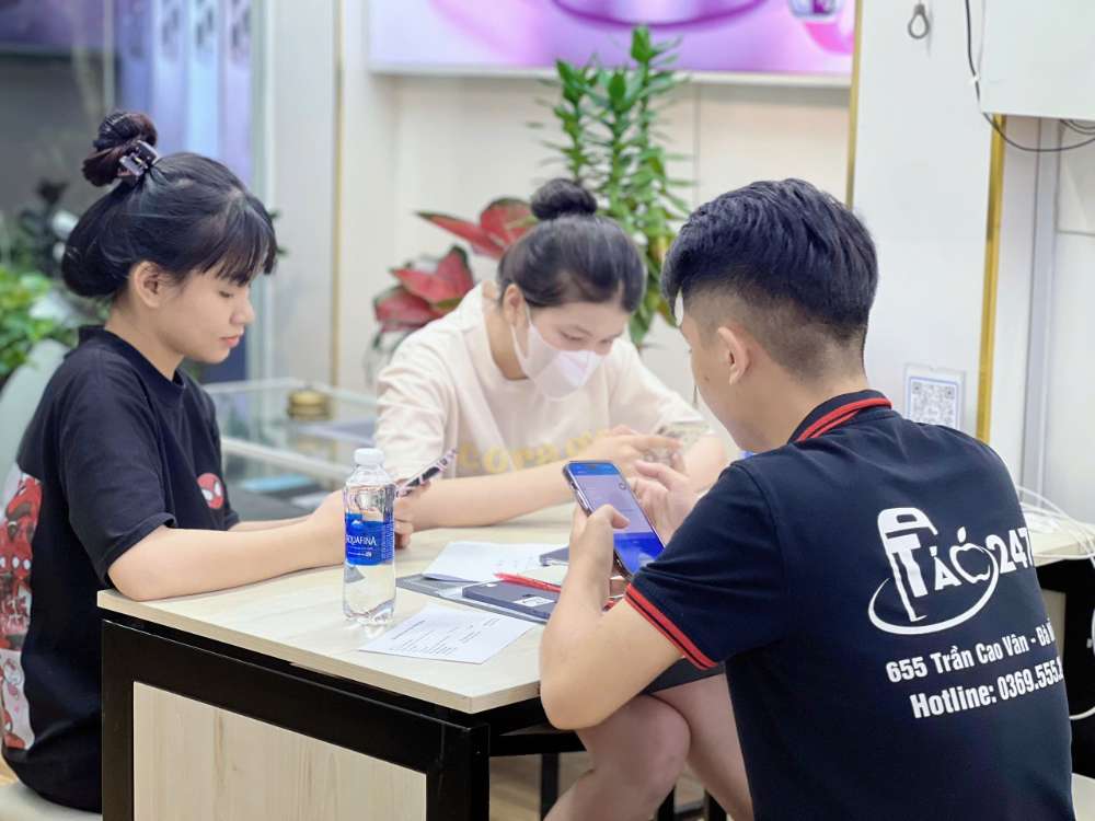 Nhân viên Táo 247 Hồ Chí Minh tư vấn khách hàng mua iPhone trả góp nhanh chóng, duyệt hồ sơ trong 5 phút
