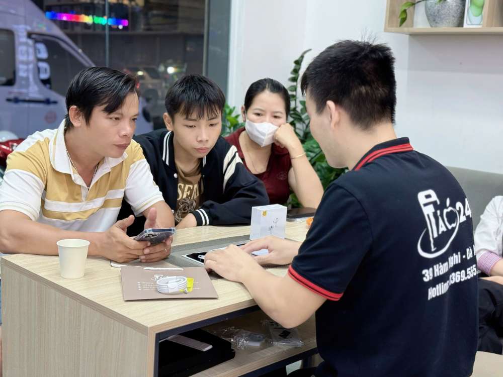 Khách hàng kiểm tra iPhone cũ tại Táo 247 Hồ Chí Minh – Mẹo mua iPhone cũ uy tín, máy zin 100%