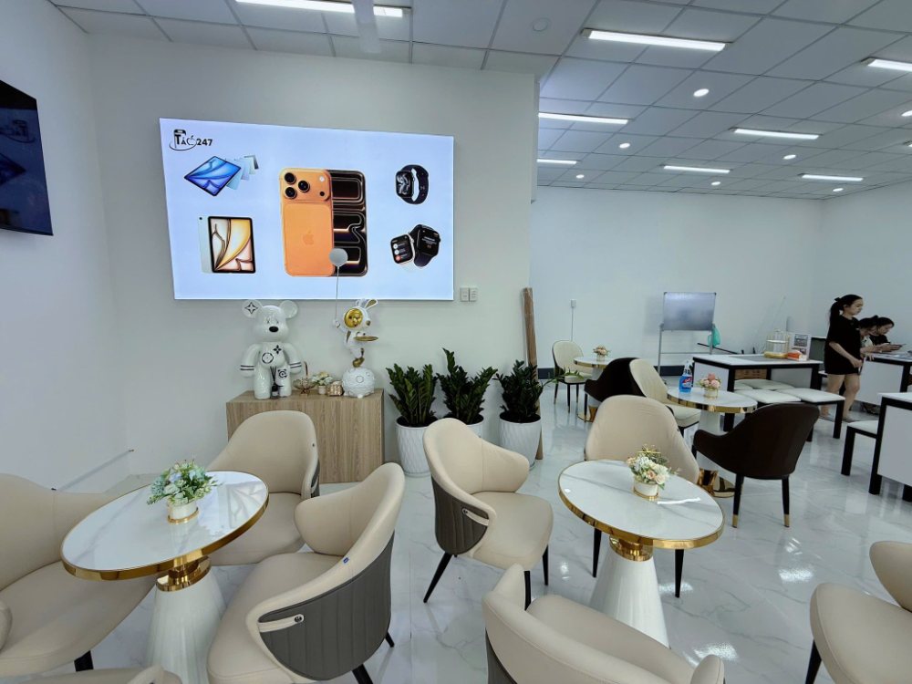 Không gian trưng bày iPhone cũ tại cửa hàng Táo 247 Hồ Chí Minh – sang trọng, hiện đại và thoải mái cho khách hàng