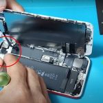 Kỹ thuật viên Táo 247 đang thay pin iPhone 7 Đà Nẵng – sử dụng pin zin EU chính hãng, thao tác cẩn thận, an toàn tuyệt đối.