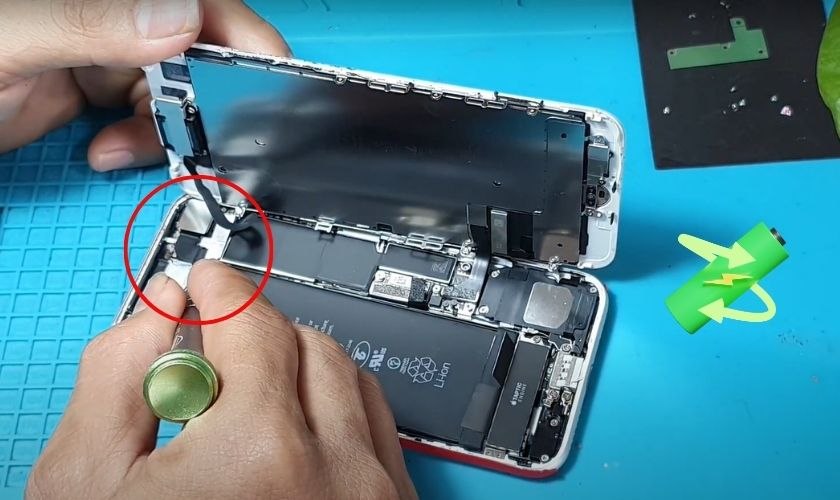 Kỹ thuật viên Táo 247 đang thay pin iPhone 7 Đà Nẵng – sử dụng pin zin EU chính hãng, thao tác cẩn thận, an toàn tuyệt đối.