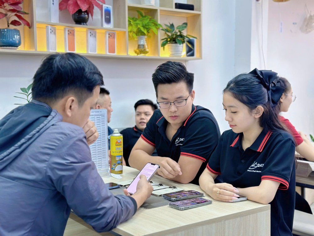 Khách hàng thay pin iPhone 13 tại cửa hàng Táo 247 Đà Nẵng – tư vấn tận tâm, dịch vụ minh bạch