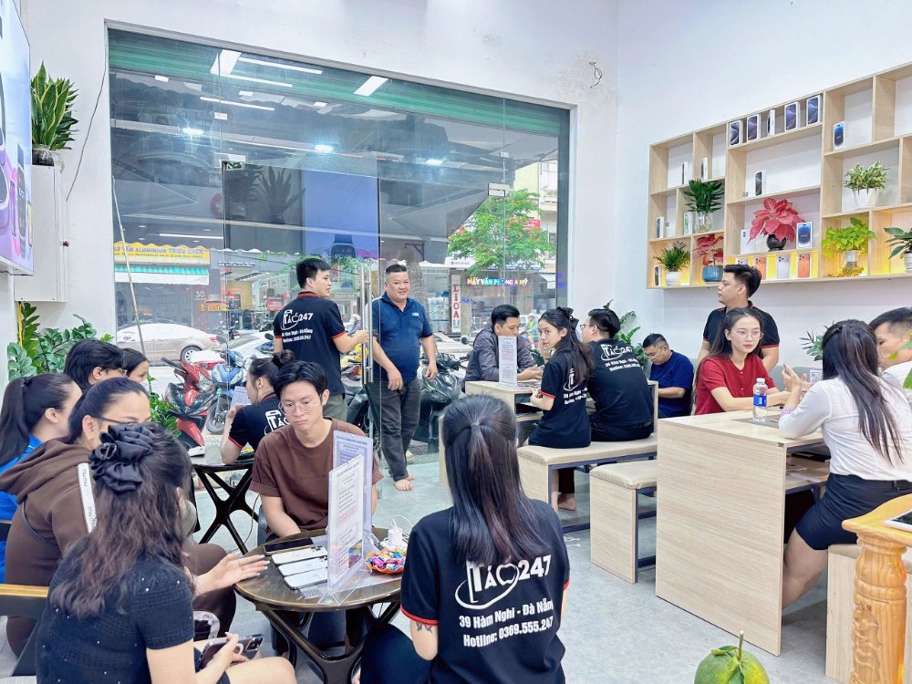 Khách hàng tại cửa hàng Táo 247 Đà Nẵng đang trải nghiệm dịch vụ thay pin iPhone chính hãng, không báo lỗi, bảo hành 18 tháng.