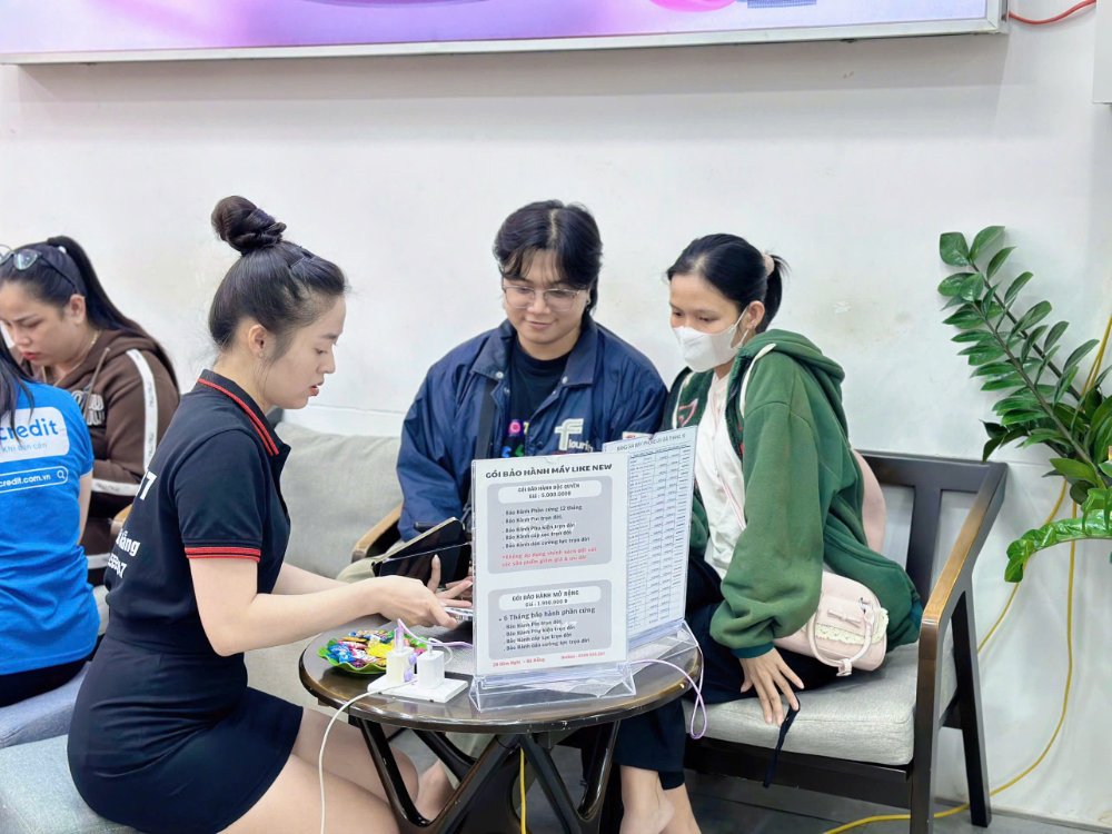 Nhân viên Táo 247 Đà Nẵng tư vấn thay pin iPhone chính hãng cho khách hàng