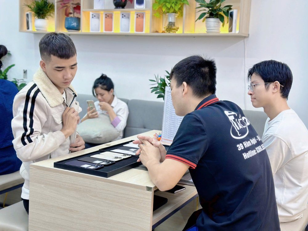 Nhân viên Táo 247 Đà Nẵng tư vấn khách hàng mua iPhone cũ chính hãng – dịch vụ uy tín, chuyên nghiệp